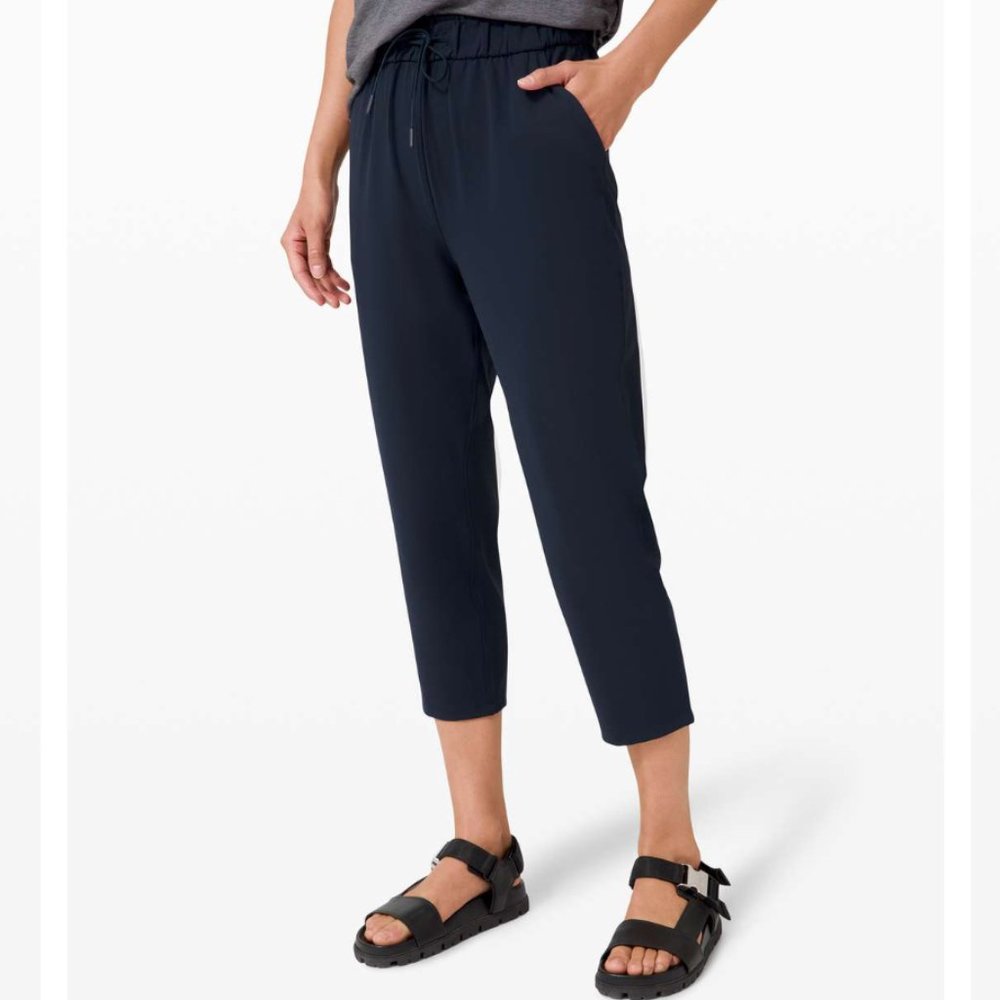 NWT Lululemon Keep Moving Crop Navy Blue 23"